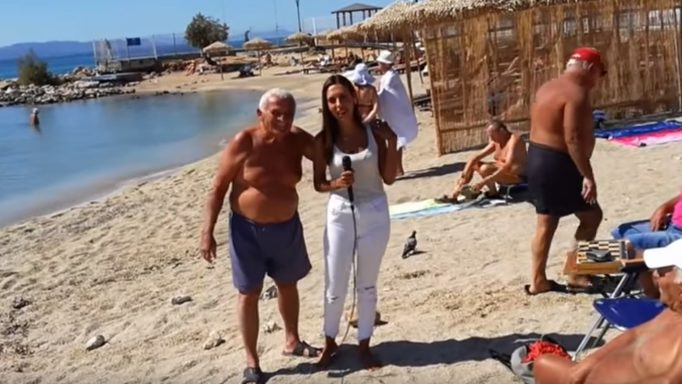 Λουόμενος άπλωσε το χέρι και άρχισε να χαϊδεύει ρεπόρτερ του ΣΚΑΪ στον αέρα (βίντεο)